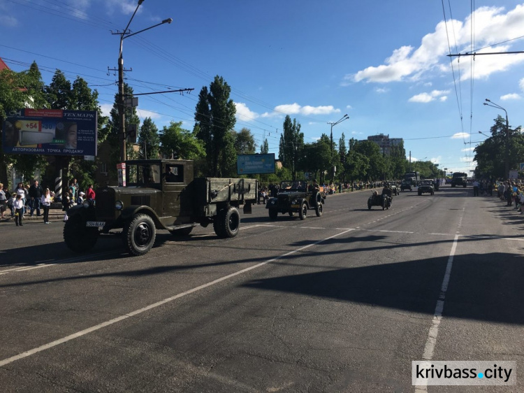 Торжественное шествие, митинг-реквием и шары с надписью «С Днем Победы!» увидели сегодня жители Кривого Рога (ФОТО)