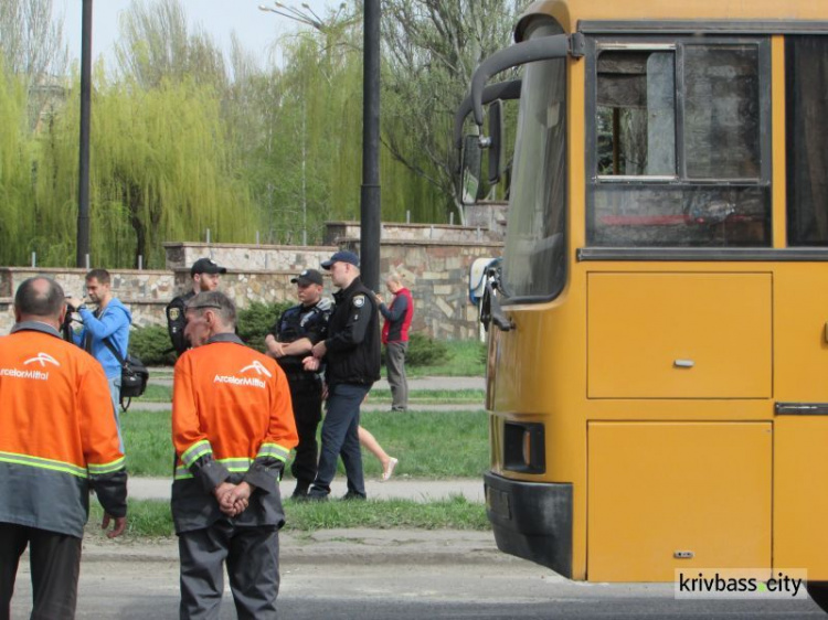 В Кривом Роге проводят следственный эксперимент на месте жуткого ДТП, а жители несут цветы(ФОТО)