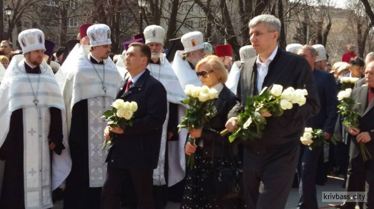 В Кривом Роге прошло торжественное открытие скульптуры (ФОТОРЕПОРТАЖ, ВИДЕО)