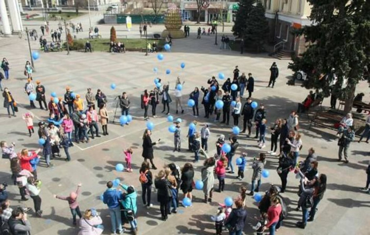 В городе прошёл флешмоб "Кривой Рог в голубом" (ФОТО)