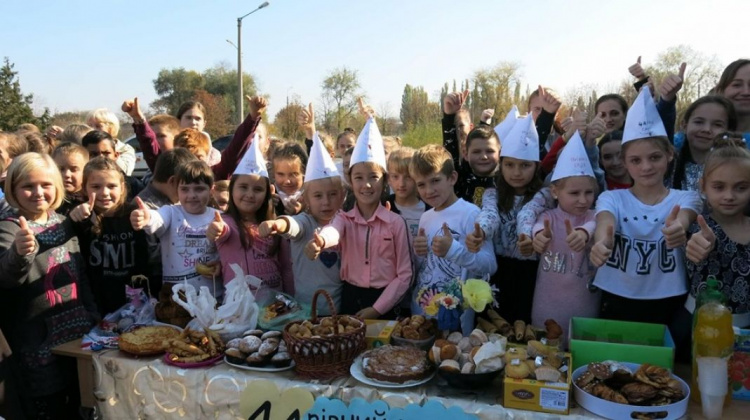 Благотворительная ярмарка: в Кривом Роге ребята одной из школ собирали деньги на лечение 4-летней девочки ( фото)