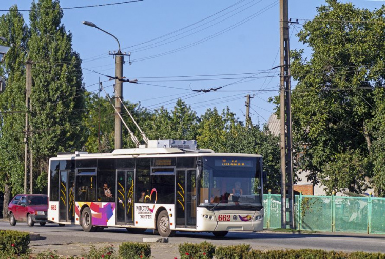 Криворіжцям пропонують замінити тролейбуси автобусами: містян попередили про зміни у курсуванні транспорту