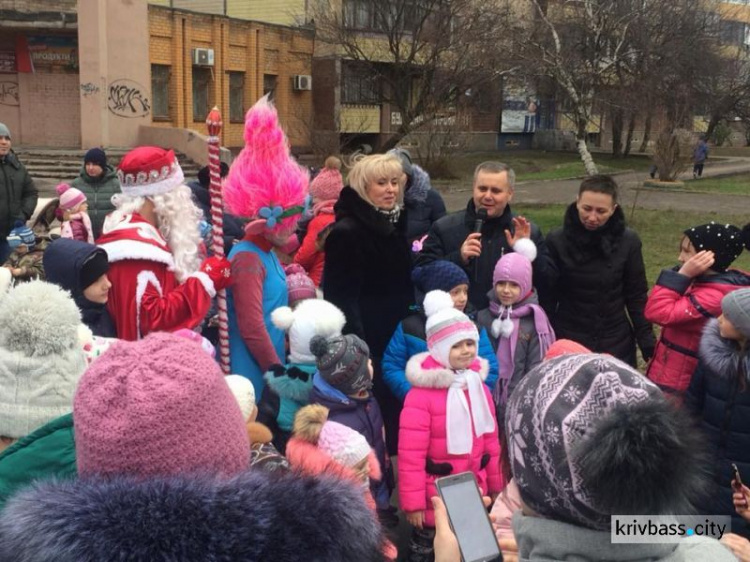 В микрорайоне Восточный-1 в Кривом Роге открылась новогодняя ёлка (ФОТОФАКТ)