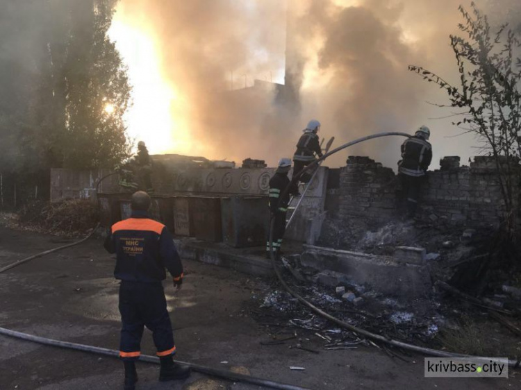 В Кривом Роге горят заброшенные сараи в Саксаганском районе (ФОТО)