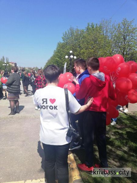 В центре Кривого Рога школьники устроили танцевальный экологический флешмоб (фото, видео)