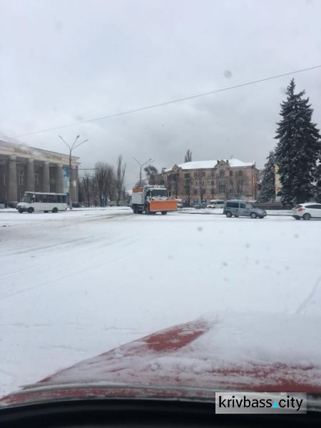 В Кривом Роге продолжается борьба со снегом (ФОТО)