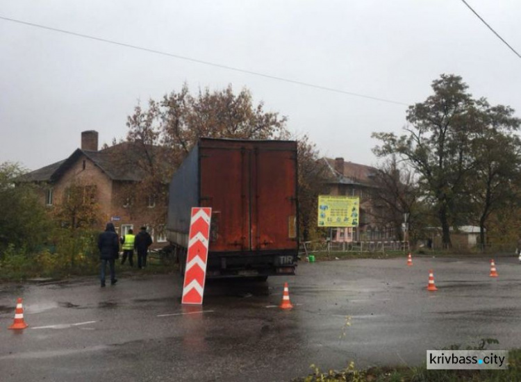 ДТП в Кривом Роге: грузовая машина на скользкой дороге въехала в ограждение (ФОТО)