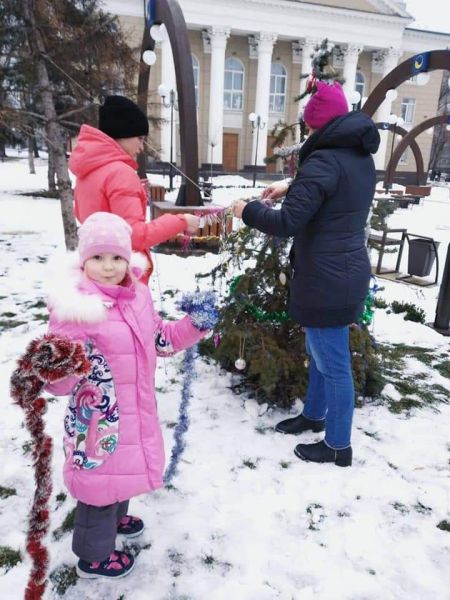 Жители одного из районов Кривого Рога самостоятельно украсили елку (фото)