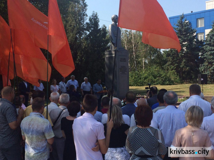 В Кривом Роге прошел торжественный митинг ПАО "АрселорМиттал Кривой Рог" (ФОТО)