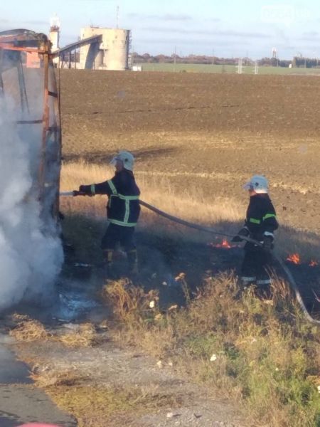 Сгорел пассажирский автобус: на Днепропетровщине посреди трассы боролись с огнём (ФОТО)