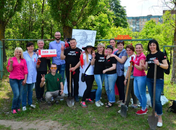 В Кривом Роге одной зеленой аллеей стало больше (фото)