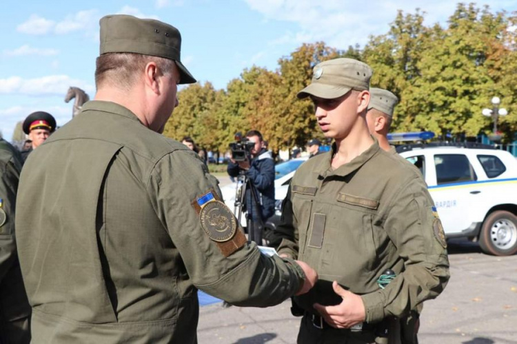 В Кривом Роге нацгвардейцам вручили сертификаты Донецкого юридического института (фото)