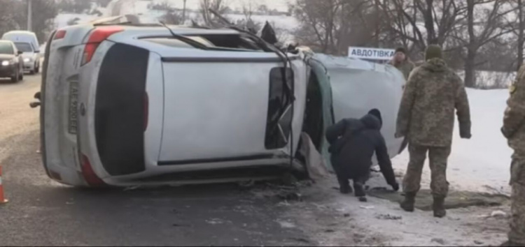 Серьёзное ДТП на трассе Днепр-Кривой Рог: автомобиль с военнослужащими перевернулся после столкновения с грузовиком (видео)