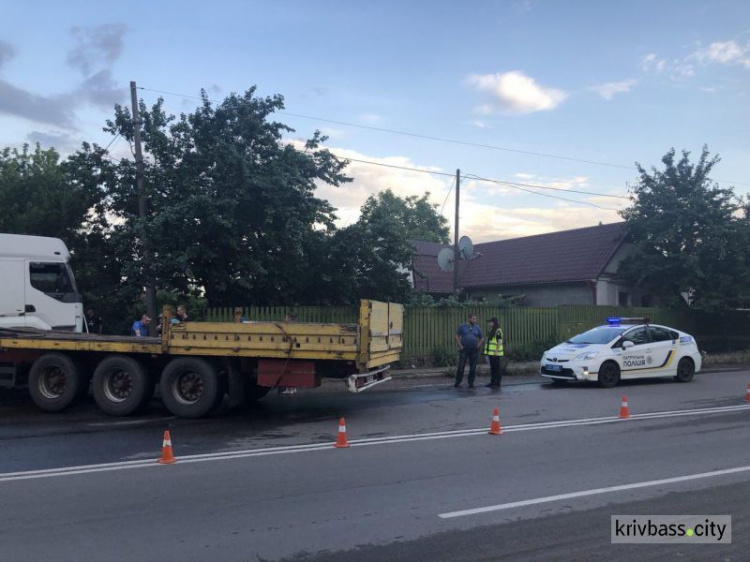 Авария в Кривом Роге: грузовик снёс забор частного дома (ФОТО)