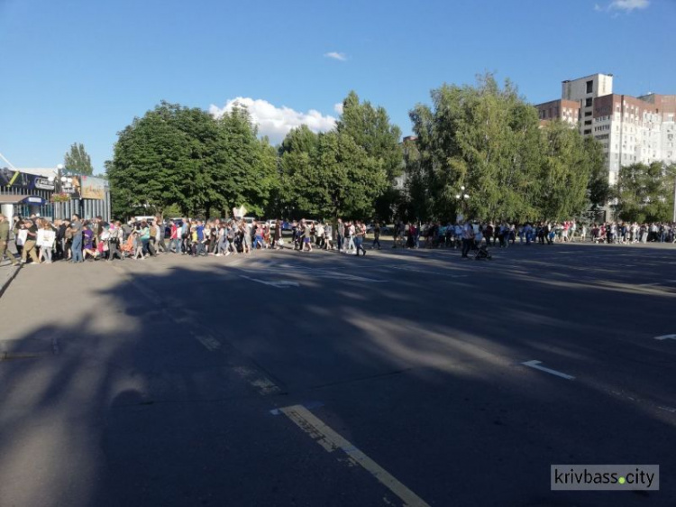 В Кривом Роге провели марш "За традиционные семейные ценности" (ФОТОРЕПОРТАЖ, ВИДЕО)