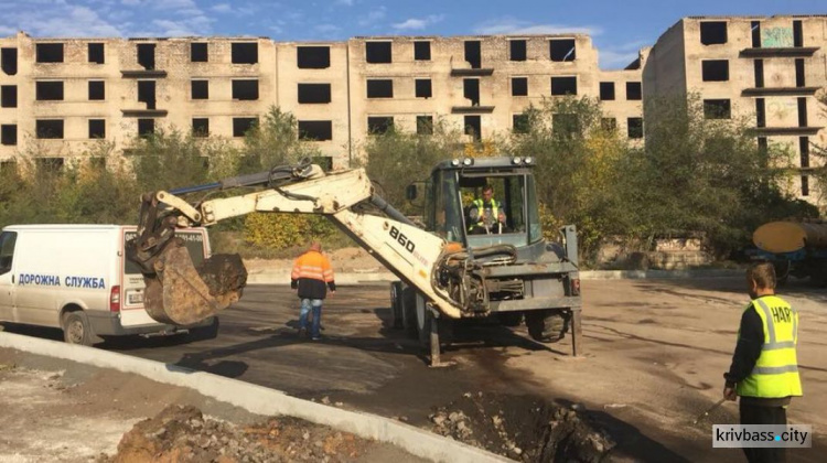 Криворожские коммунальщики показали толщину нового асфальта на улице Толстого (ФОТОФАКТ)