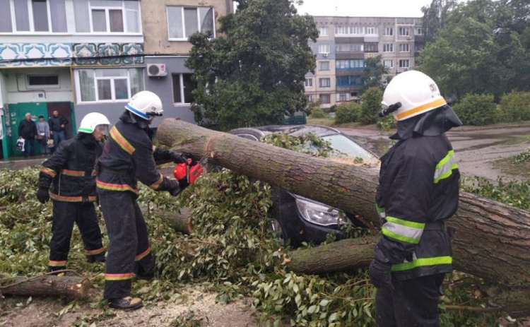 В Криворожском районе четыре автомобиля застряли в ловушке из-за ненастья