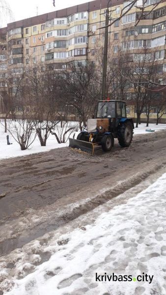 На міських автошляхах працює снігоприбиральна техніка