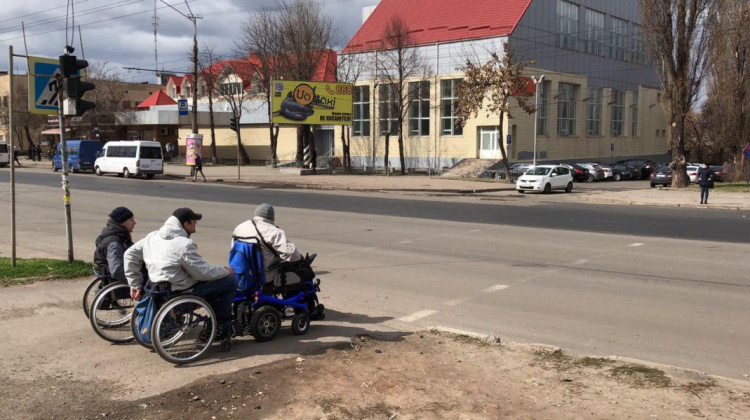 В Кривом Роге активисты-колясочники начали самостоятельно убирать бордюры с улиц города (фото)