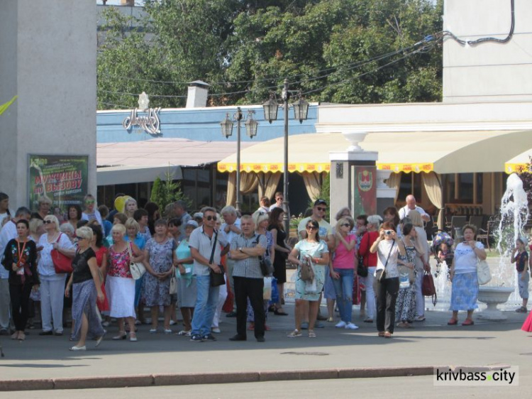 В Кривом Роге в День Государственного Флага состоялось мероприятие возле памятника Тарасу Шевченко (фото)