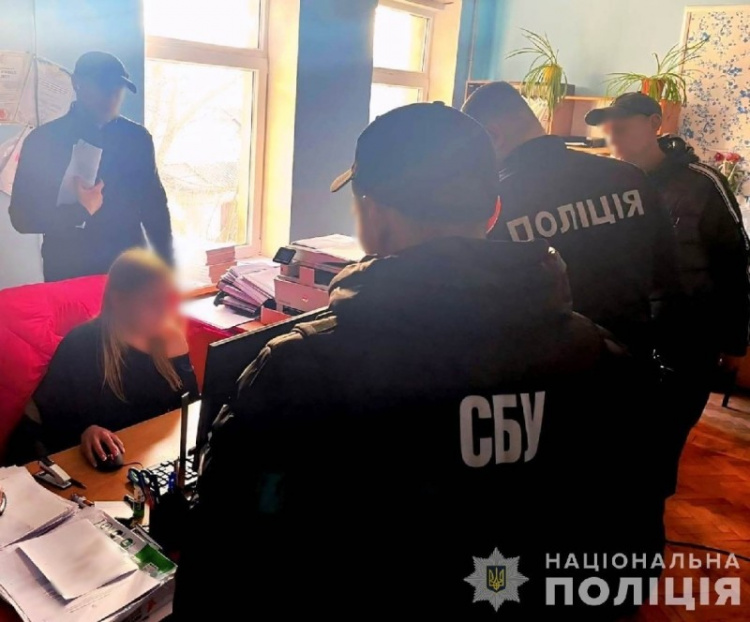 На Дніпропетровщині викрили співробітницю виконавчої служби: закрила карну справу за хабар