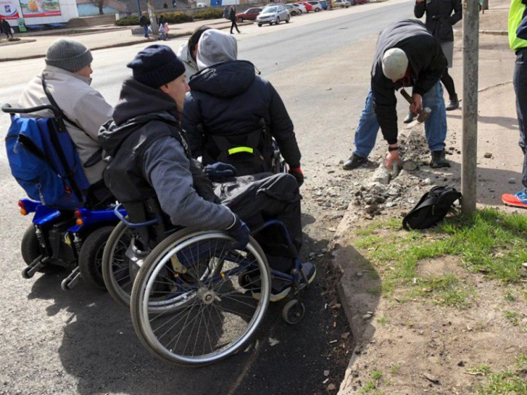 В Кривом Роге активисты-колясочники начали самостоятельно убирать бордюры с улиц города (фото)