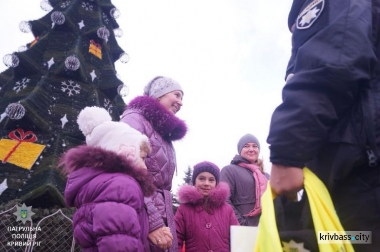 Праздники с пользой для дела: патрульная полиция Кривого Рога напомнила детям о безопасности (ФОТО)