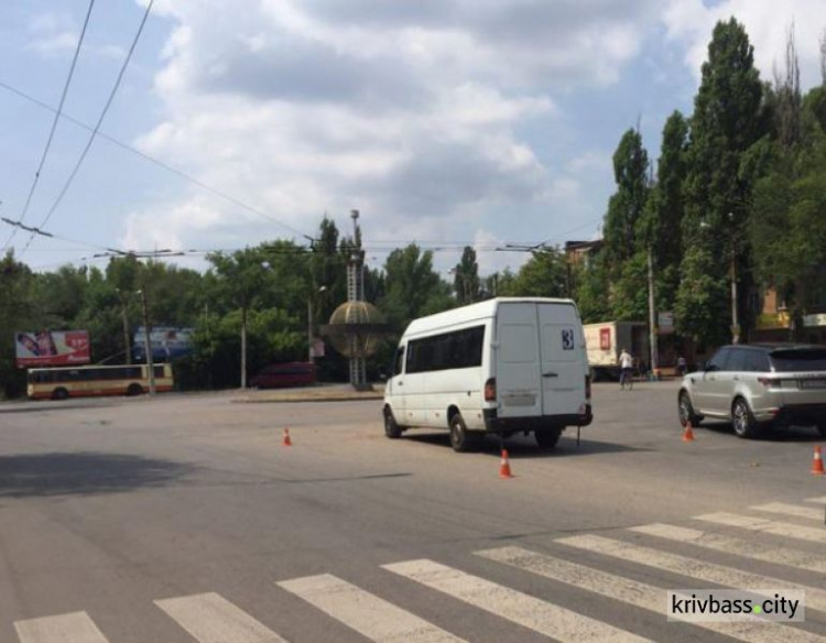 Несовершеннолетний парень в Кривом Роге угодил под маршрутку (ФОТО)