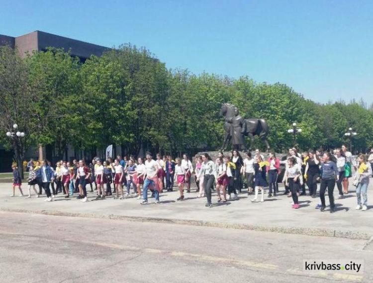 В центре Кривого Рога школьники устроили танцевальный экологический флешмоб (фото, видео)