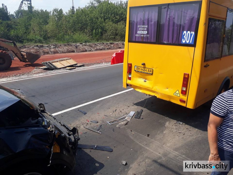 В Кривом Роге во время "гонки" двух маршруток пострадал ребенок (ФОТО)