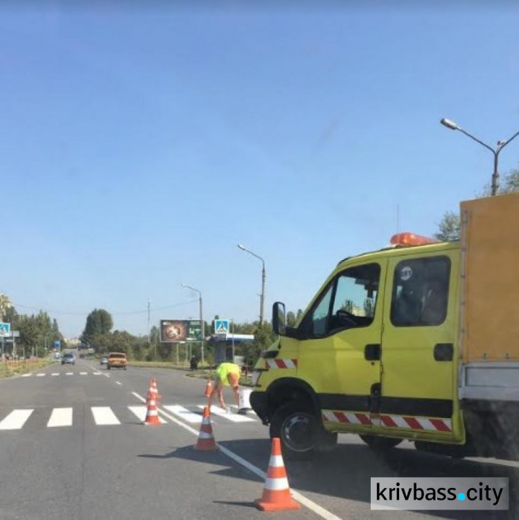 Фотофакт: в Кривом Роге на дороги наносят высокотехнологичную разметку