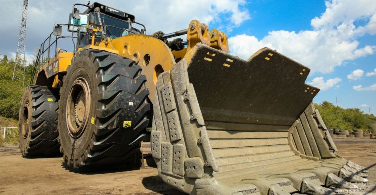 На Інгулецькому ГЗК «перевзули» навантажувач Caterpillar