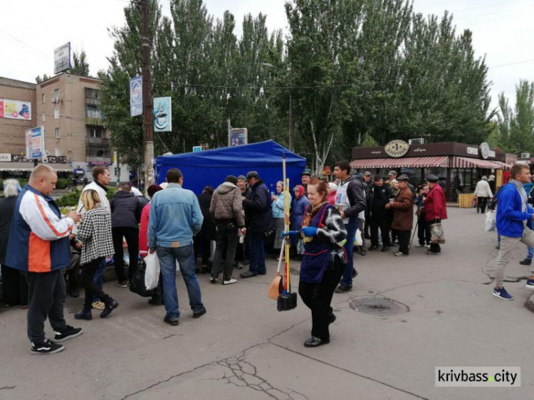 В центре Кривого Рога разбили палатки и бесплатно раздавали еду (ФОТО)