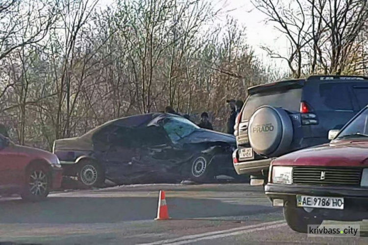 В Кривом Роге на объездной дороге не разминулись две иномарки