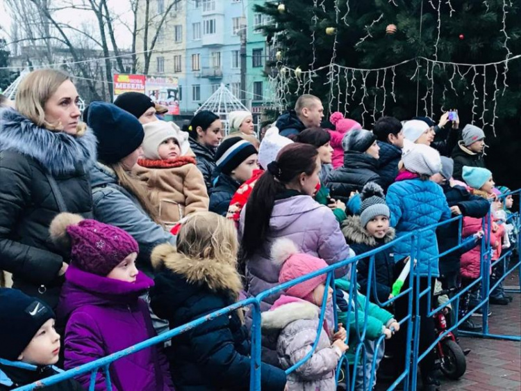 Ярко и весело: в Покровском районе Кривого Рога открыли елочный городок (фото)