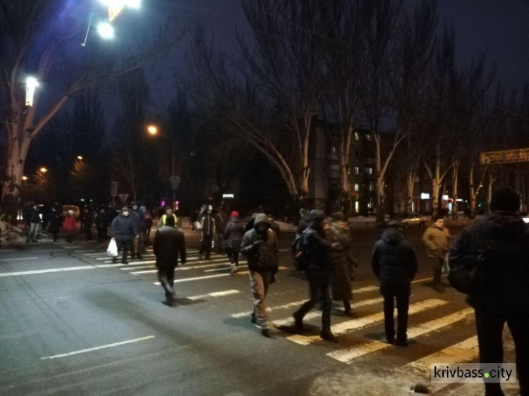 В Кривом Роге жители в знак протеста против подорожания проезда в маршрутках перекрыли дорогу (фото)