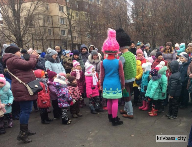 В микрорайоне Восточный-1 в Кривом Роге открылась новогодняя ёлка (ФОТОФАКТ)