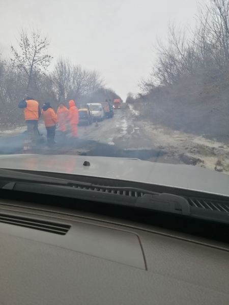 Лужи не помеха: известная криворожанка показала как на кировоградской трассе асфальт укладывают "по-мокрому"(фото)