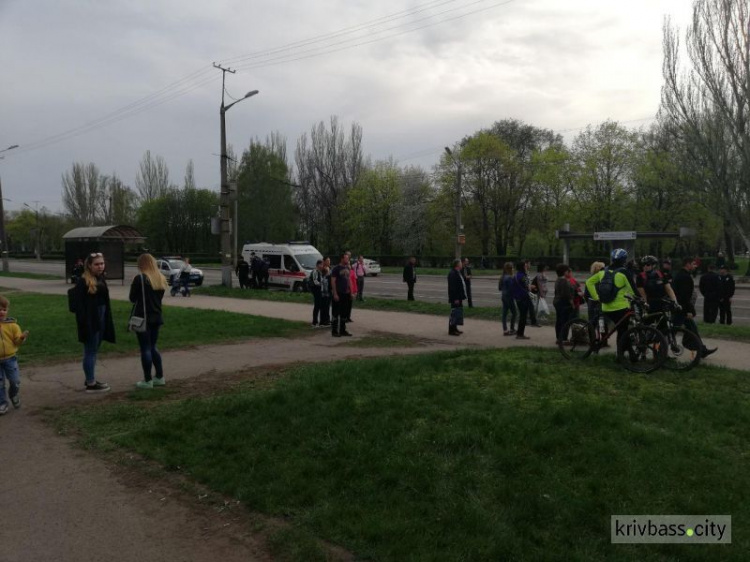 Жители Кривого Рога в знак скорби несут цветы и венки к месту трагедии