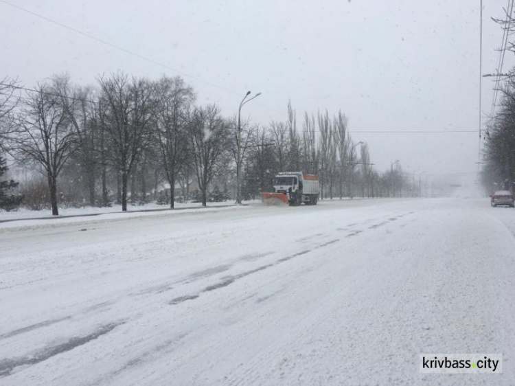 В Кривом Роге на борьбу с непогодой брошены 42 единицы спецтехники (ФОТО+ВИДЕО)