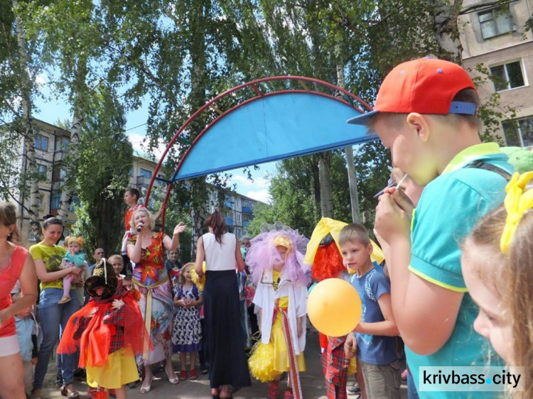 В двух районах Кривого Рога поставили новую детскую площадку и облагородили дворы (ФОТО)