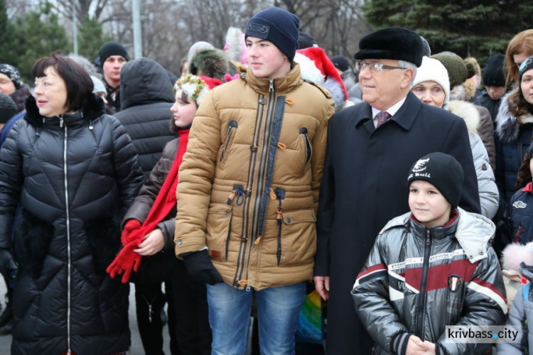 Криворожская лесная красавица: в городе прошло торжественное открытие городской ёлки (ФОТОРЕПОРТАЖ)