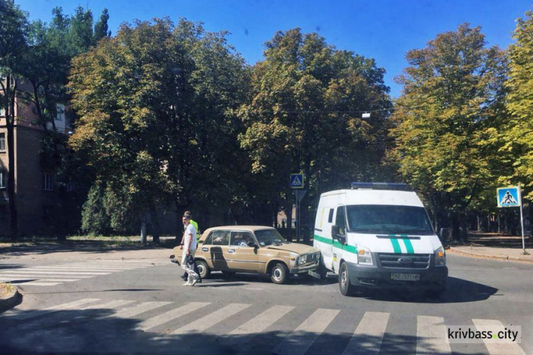 В Кривом Роге на дороге не разминулись инкассаторы и автомобиль «ВАЗ» (ФОТО)