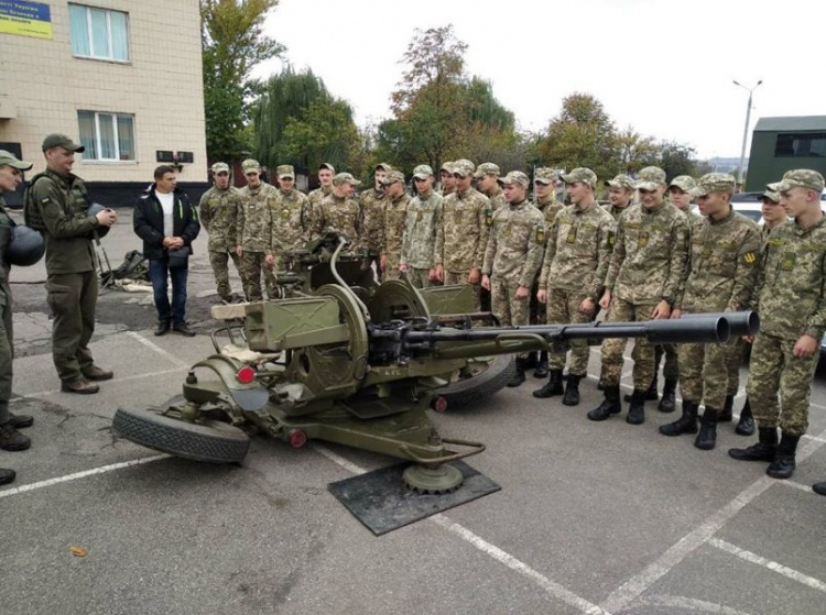 В преддверии праздника школьников гостеприимно встречали в Криворожской воинской части (фото)