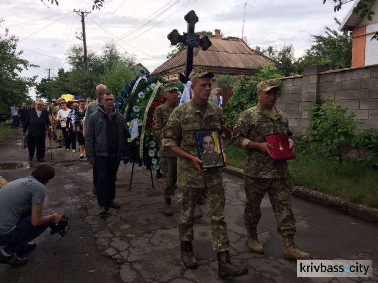 В Кривом Роге в последний путь провели бойца АТО Анатолия Мельникова (ФОТО)