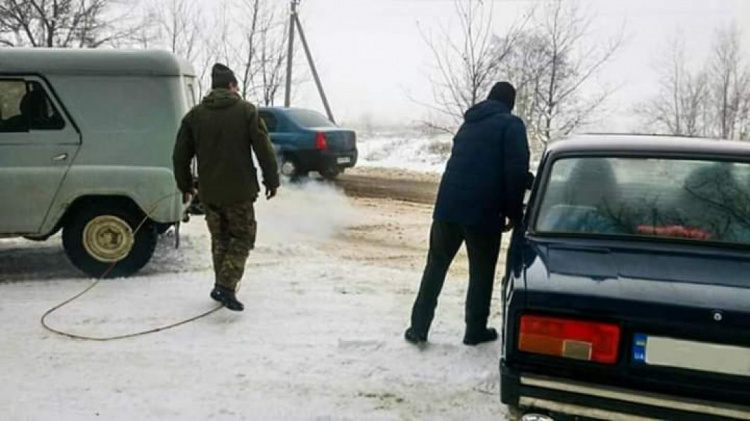 Нацгвардейцы из Кривого Рога помогли пострадавшим в ДТП (фото)