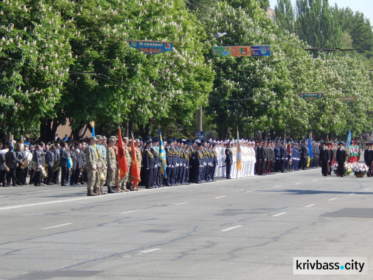 По улицам Кривого Рога проехал танк Т-34, который дошел до Берлина (ФОТО)