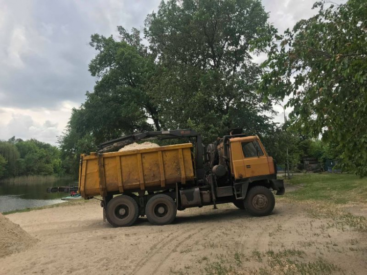 В Кривом Роге готовится к открытию купального сезона пляж в парке Мершавцева (фото)