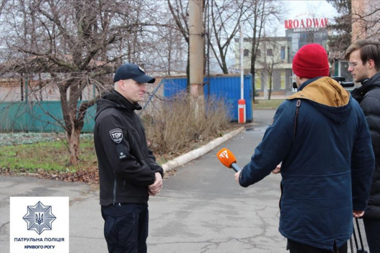 В Кривом Роге патрульные учили женщин защищаться от грабителей (фото)