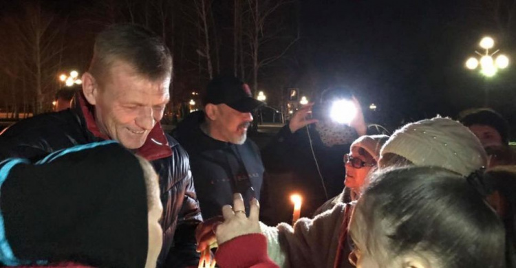 В Кривом Роге зажегся благодатный огонь из Иерусалима (ФОТО, ВИДЕО)